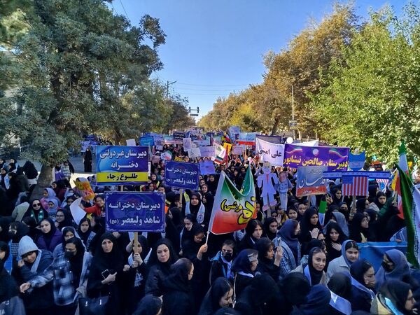 راهپیمایی 13 آبان با حضور حداکثری دانش آموزان در شهرستان نیشابور 