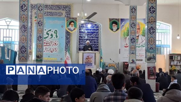 حضور پرشور دانش‌آموزان در مراسم عبادی - سیاسی نماز جمعه شهرستان مروست