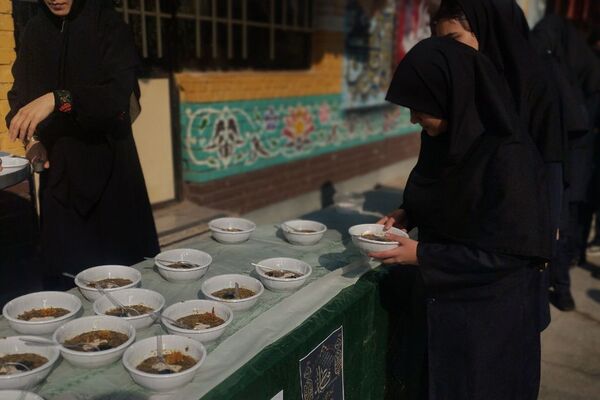 آیین فاطمیه با پخت آش نذری و مراسم عزاداری در دبیرستان شاهد صدیقه طاهره(س) اسلامشهر