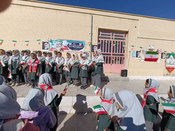 طنین زنگ انقلاب دردبستان خدیجه کبری ابرکوه  