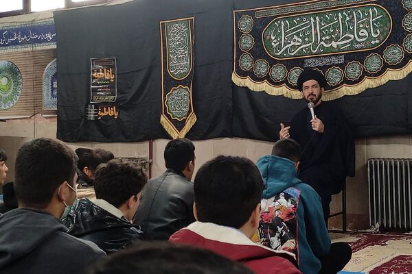 در اغنای دل‌ها هنرستان موفقیان اسلامشهر میزبان آیین فاطمیه و سفره احسان بانوی نور بود