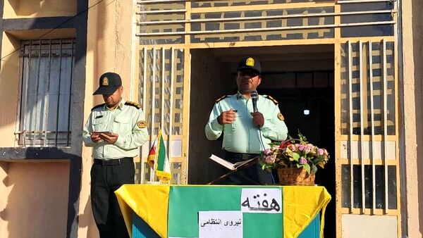 دیدار صمیمانه مأموران نیروی انتظامی با دانش‌آموزان دبستان استقلال 