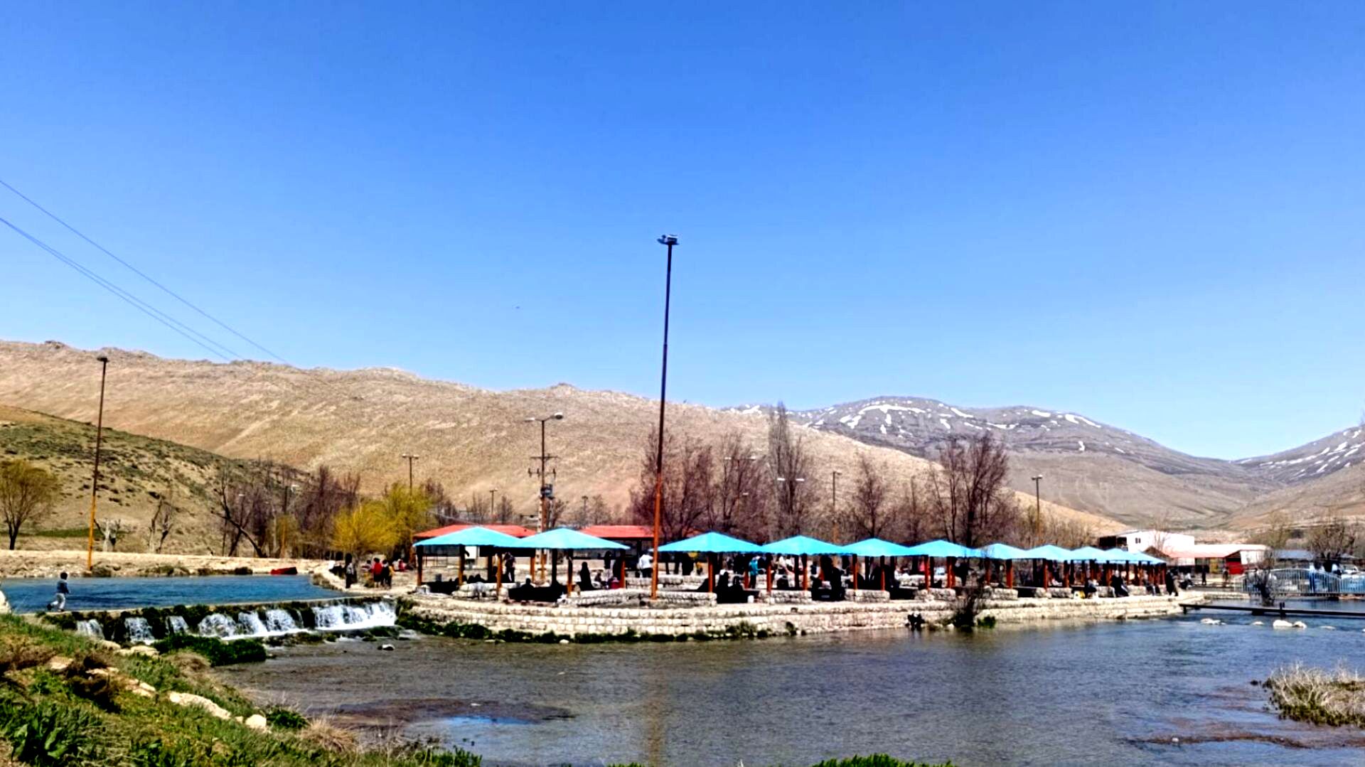 خنکی چشمه دیمه کوهرنگ روح را نوازش می‌دهد
