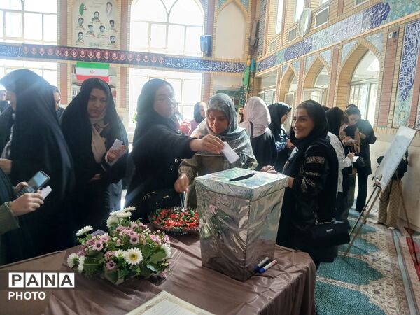 انتخابات انجمن اولیا و مربیان در مدرسه دیهیم