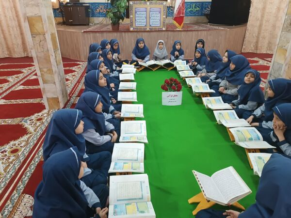 محفل انس با قرآن کریم در دبستان شاهد کوثر
