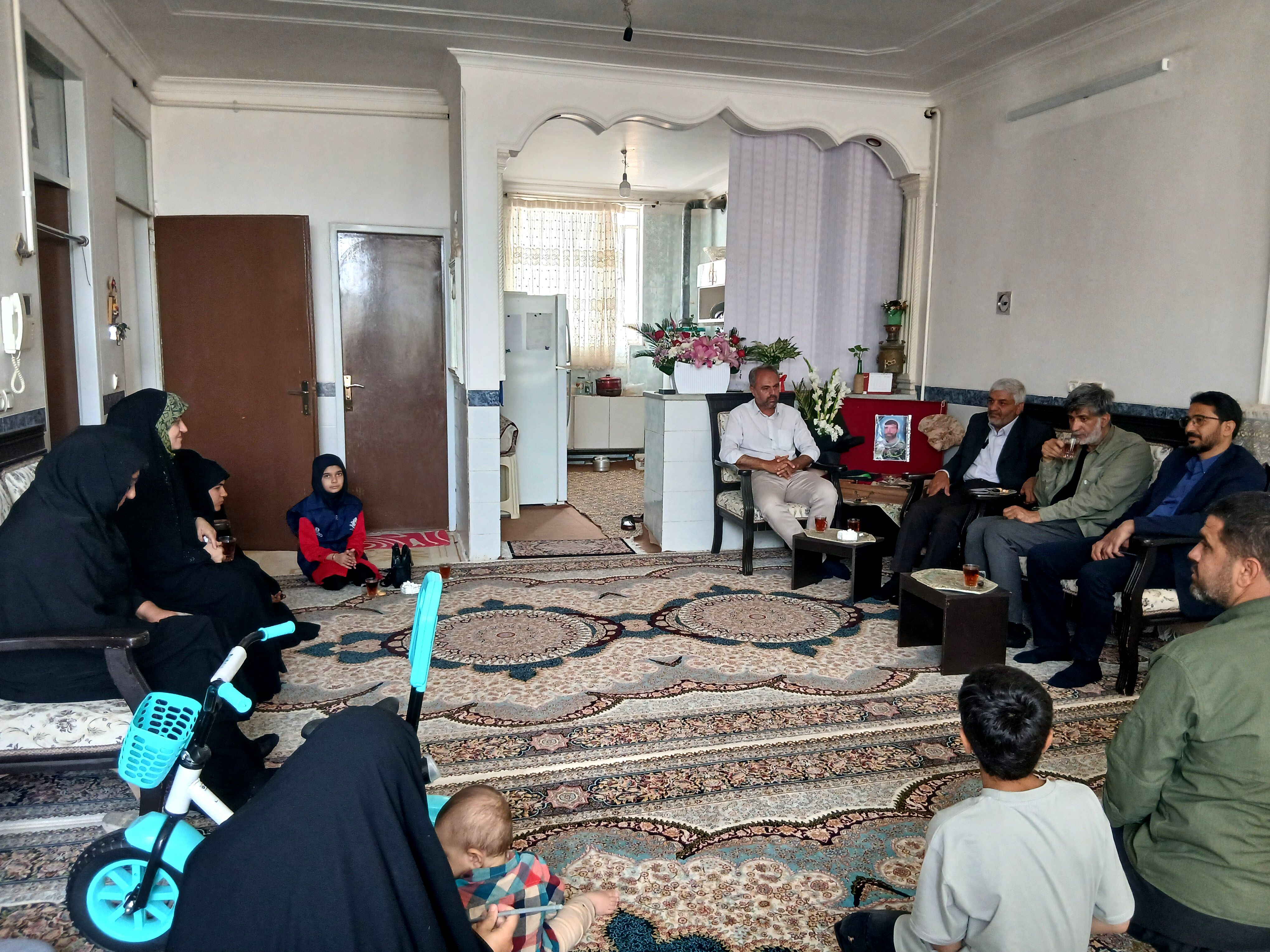 دیدار رئیس سازمان دانش آموزی یزد با خانواده شهید «محمدرضا آروز»