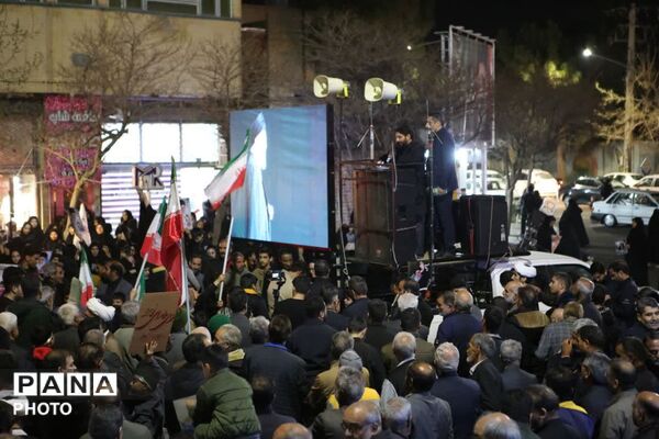  مردم میدان را پرقدرت حفظ کردند