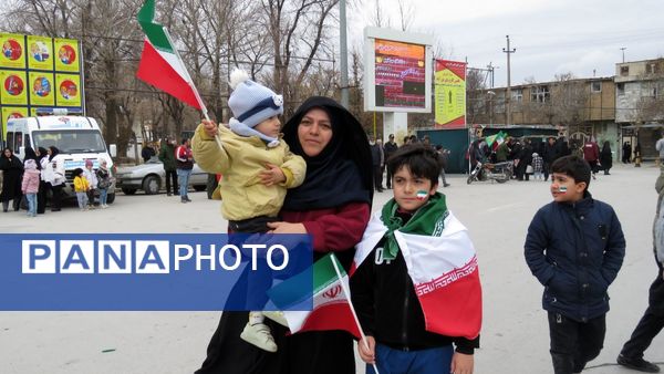 از نوجوان تا کهنسال؛ همه اقشار نورآباد در صف‌های متحد راهپیمایی ۲۲ بهمن