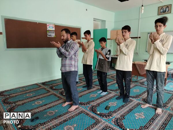 رنگ‌آمیزی و بهسازی مدارس توسط جهادگران بسیج دانش‌آموزی
