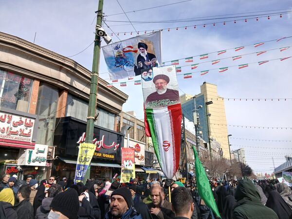 حضور پرشور مردم مشهدی در راهپیمایی ۲۲ بهمن 