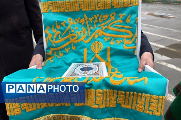 خادمان مسجد جمکران پرچم متبرک را به مدرسه شهید همت آوردند