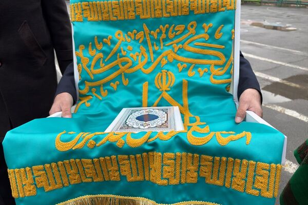 خادمان مسجد جمکران پرچم متبرک را به مدرسه شهید همت آوردند