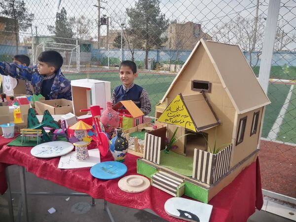  نمایشگاه دست‌سازه‌های دانش‌آموزی در دبستان حضرت قاسم بن‌الحسن‌(ع) ناحیه یک