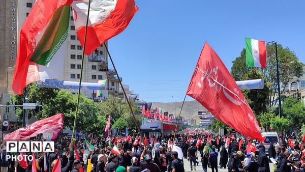 تجمع باشکوه مردم در مشهد؛ وداعی پرشور در آیین تشییع رهبر
