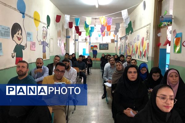 برگزاری کارگاه آموزشی اجتماعات یادگیری در دبستان پیامبر اکرم (ص) ناحیه دو شهرری 