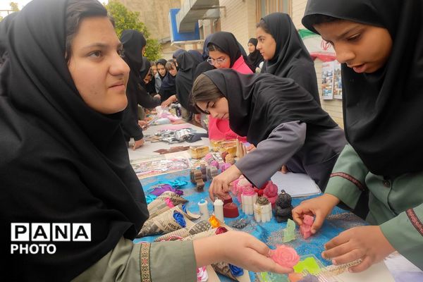 بازارچه دست سازه‌های دانش‌آموزی