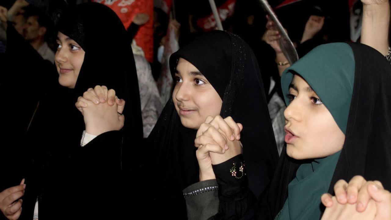 کودکان و نوجوانان ایران، پای کار انقلابند