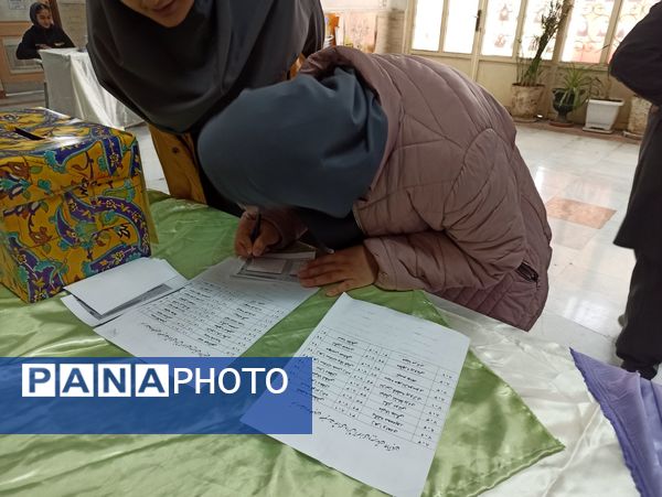 انتخابات شورای دانش آموزی در دبیرستان دخترانه ۱۳ آبان