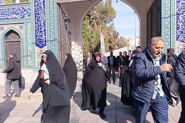 حرکت مردم رباط‌کریم به سوی نماز جمعه