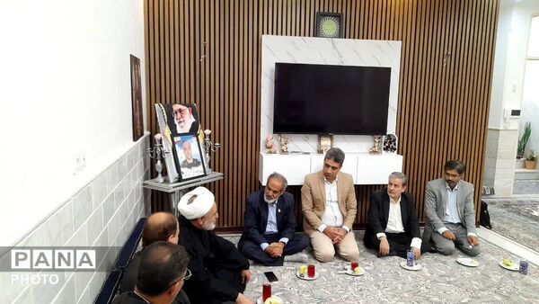 دیدار مسئولان آموزش و پرورش قم با خانواده شهید «حسین نجفی»