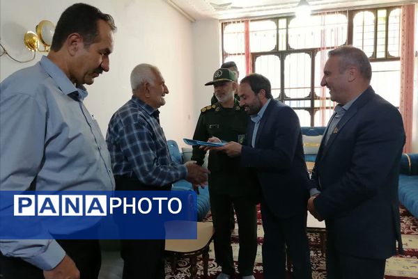 دیدار مسئولین شهر بیضا از خانواده شهدا