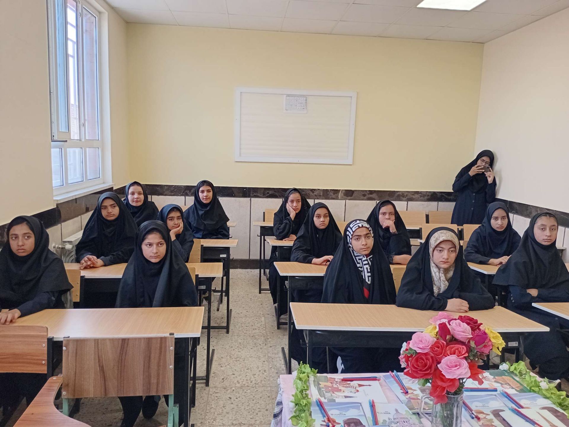 به صدا در آمدن زنگ جشن جوانه ها در دبیرستان مادر مهربان خلیل آباد