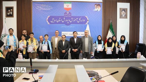 نشست صمیمی اعضای تشکل های دانش آموزی با مدیرکل آموزش وپرورش استان اردبیل