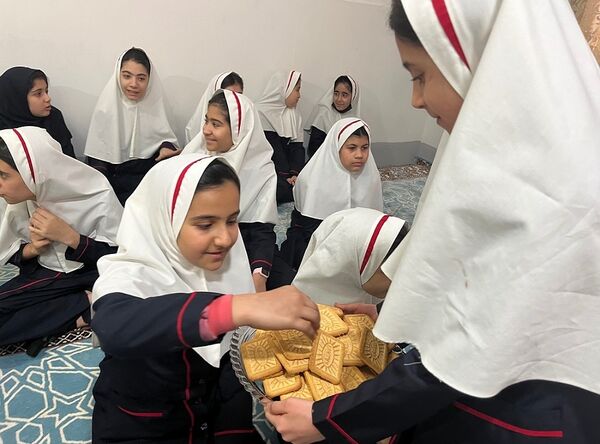 برگزاری مراسمی به‌مناسبت ولادت حضرت علی (ع) و روز پدر در دبستان دخترانه بعثت ۲