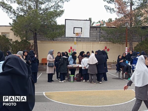 برپایی بازارچه دانش آموزی در دبیرستان شاهد هاجرشهرستان کاشمر