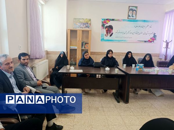 دیدار مدیر جدید آموزش و پرورش گناباد با جمعی از دانش‌آموزان