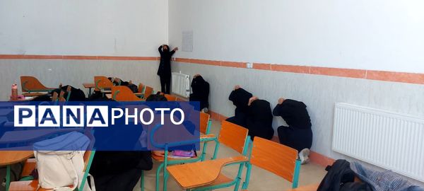 گرامیداشت هفته پدافند غیر عامل در دبیرستان نمونه دولتی برکت خاتم