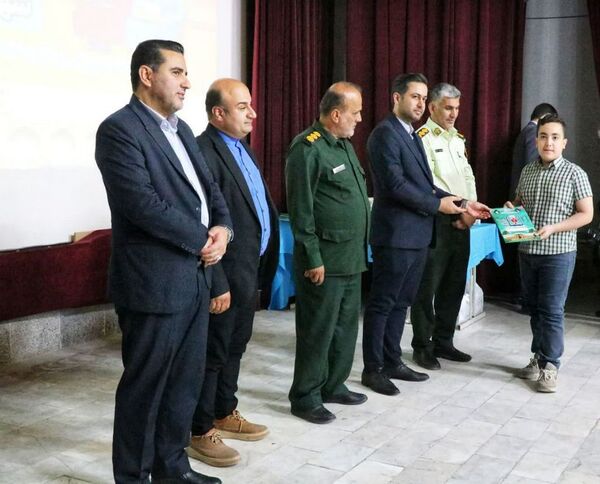 تجلیل از برگزیدگان دانش‌آموزی مسابقات فرهنگی و هنری جشنواره هما شهرستان دشتستان 
