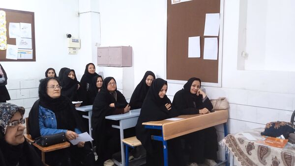 جلسه انجمن اولیا و ارائه کارنامه های هشدار به والدین در مدرسه شهید نجفی فدافن