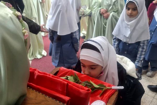 پرچم متبرک امام حسین(ع) میهمان دانش‌آموزان مدرسه زنده‌یاد قمصری