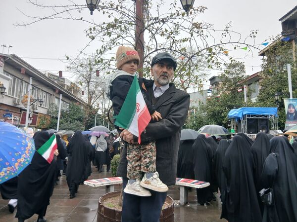 باران عشق وارادت به انقلاب همراه با باران‌ها ی نقره‌ای رشت