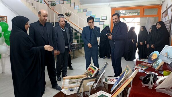برگزاری نمایشگاه باقرآن تا آسمان در دبیرستان دخترانه امام حسین(ع)