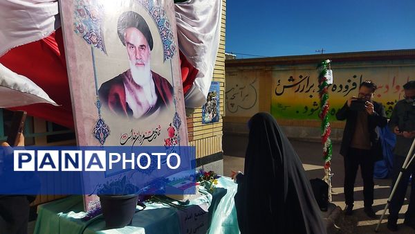 نواختن زنگ انقلاب به‌مناسبت دهه فجر در راز و جرگلان