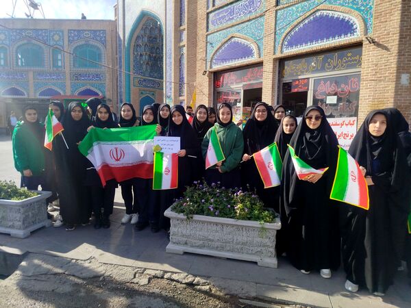 حضور پرشور دانش‌آموزان دبیرستان هیئت امنایی معراج اردبیل در راهپیمایی روز ۱۳ آبان ماه