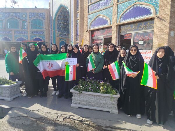 حضور پرشور دانش‌آموزان دبیرستان هیئت امنایی معراج اردبیل در راهپیمایی روز ۱۳ آبان ماه