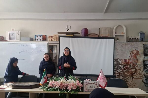 برگزاری دهه‌ ریاضیات در مدرسه هیات امنایی فرزانگان شهرستان ملارد