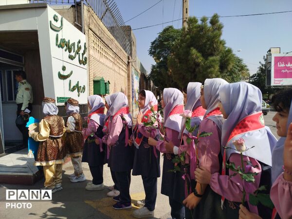 تجلیل دانش آموزان از حافظان امنیت  در نیشابور