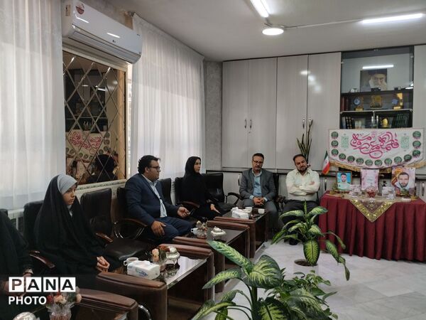 مراسم تجلیل از خانواده شهدا در دبستان شاهد شهید ناصری