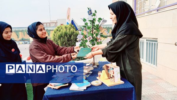 نشست ادبی دانش‌آموزان در کافه کتاب آموزشگاه هیات امنایی فرزانگان