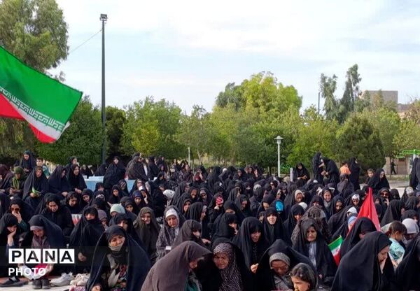 آیین قرائت دعای پرفیض عرفه در جوار یادمان شهید گمنام بوستان گلهای قم