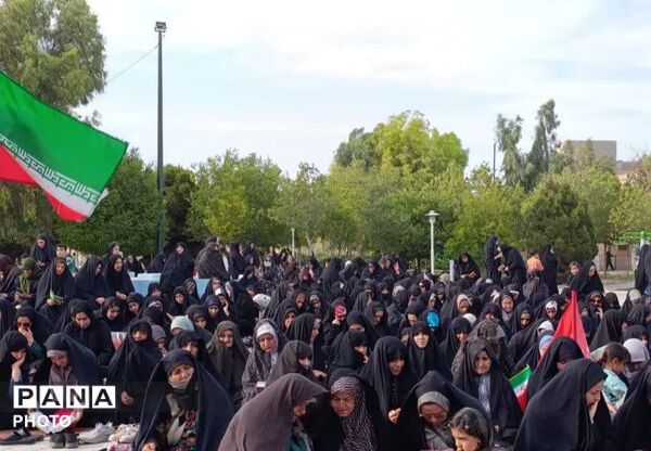 آیین قرائت دعای پرفیض عرفه در جوار یادمان شهید گمنام بوستان گلهای قم