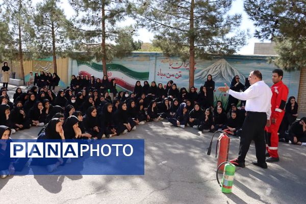 آموزش رایگان اطفای حریق برای ۹۹ دانش‌آموز ماهدشت کرج
