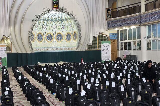 اهدای۳ هزار بسته لوازم‌التحریر به یاد دانش‌آموزان شهید میناب