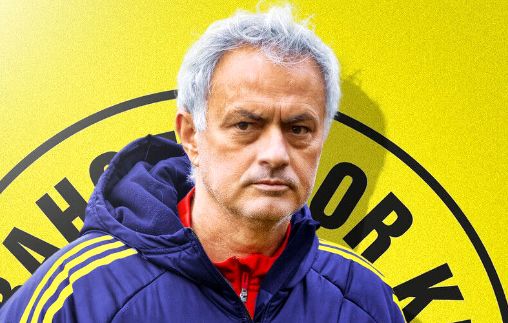 آقای خاص روی نیمکت فنرباغچه