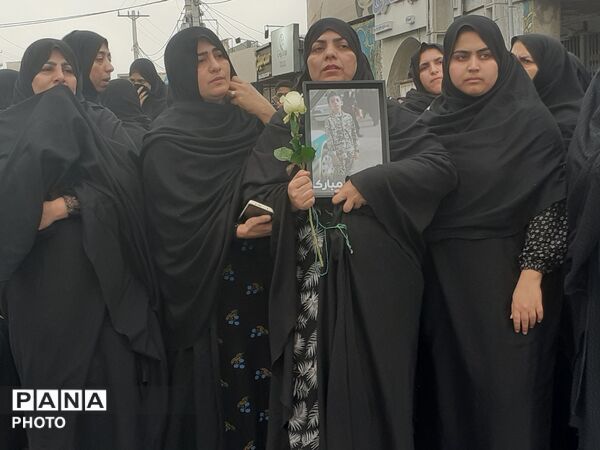 بدرقه ۱۶۸ دانش‌آموز شهید در عزای عمومی هرمزگان