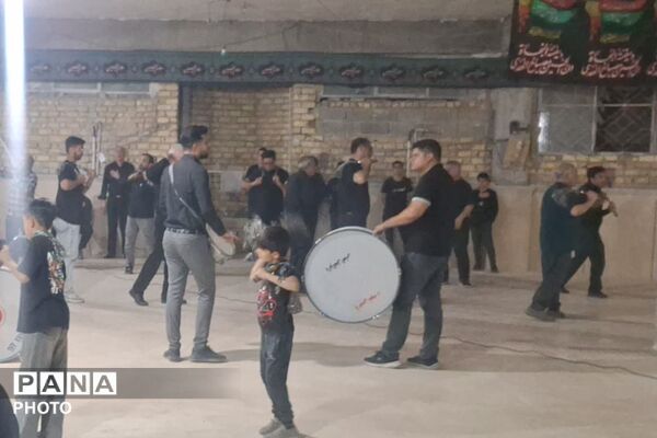 آیین زنجیرزنی نوجوانان شیرازی در عزای سیدالشهدا(ع)